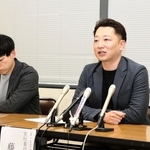 来年１月の「１・１７のつどい」の概要を説明する実行委員長の藤本真一さん（右）ら＝神戸市中央区、神戸市役所