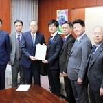 養殖カキの大量死問題で、鈴木憲和農相（右から５人目）に要望書を提出した公明党の斉藤鉄夫代表（同６人目）ら＝東京都千代田区