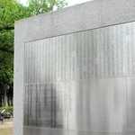 「いのちと平和の碑」背面の空襲死没者の銘板＝神戸市中央区楠町７