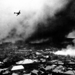 Ｂ２９の編隊が焼夷（しょうい）弾、中小爆弾を落下させ、神戸の街は焦土と化した＝１９４５（昭和２０）年６月５日、神戸、諏訪山から写真家・故中山岩太氏撮影