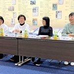 会議に参加した（左から）高森順子阪神大震災を記録しつづける会事務局長、李裕美多言語センターＦＡＣＩＬ理事長、飛田敦子コミュニティ・サポートセンター神戸事務局長、頼政良太被災地ＮＧＯ恊働センター代表＝神戸新聞社（撮影・小林由佳）