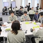 ＯＢも交え、大地震への備えについて意見を交わす現役の総合土木職の県職員たち＝神戸市中央区北長狭通４