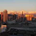 夕日に色づいた東の空に、雲が山脈のように連なった＝３日夕、神戸市中央区（撮影・中西大二）