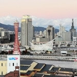 夕日に色づいた東の空に、雲が山脈のように連なった＝３日午後４時53分、神戸市中央区（撮影・森本尚樹）