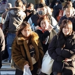 強い風が吹き、厚手の上着を着込む人が目立った＝３日午後、神戸市中央区、ＪＲ三ノ宮駅前（撮影・笠原次郎）