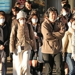 強い風や気温の低下によって、厚手の上着などを着込む人が目立った＝３日午後、神戸市中央区、ＪＲ三ノ宮駅前（撮影・笠原次郎）