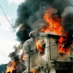 地震後の火災で炎に包まれる民家＝神戸市東灘区魚崎北町、１９９５年１月１７日