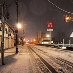 豊岡市街では３日午後８時ごろから断続的に大粒の雪が降り、数時間で１～数センチ積もった。道行く人の姿はほとんどなく、乗用車はスリップしないよう徐行した＝３日午後11時８分、同市若松町