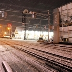 豊岡市街では３日午後８時ごろから断続的に大粒の雪が降り、数時間で１～数センチ積もった。道行く人の姿はほとんどなく、乗用車はスリップしないよう徐行した＝３日午後11時15分、同市若松町