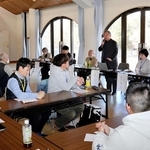 阪神・淡路大震災の復旧や復興に携わった有識者らが登壇した伝承合宿＝神戸市北区