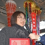 神戸ポートタワー１００万人目の来場者となって喜ぶ東美沙さん＝４日午前、神戸市中央区波止場町（撮影・大田将之）