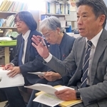 兵庫県内の公立学校の教職員不足に関する調査結果を説明する兵庫教職員組合などの役員ら＝兵庫県庁