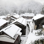 集落の多くの屋根に雪が降り積もった＝４日午前、香美町村岡区熊波