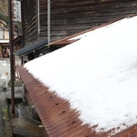 未明に降った雪が残るＪＲ寺前駅周辺＝４日午後、兵庫県神河町寺前（撮影・辰巳直之）