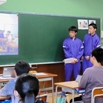 中学生たちが自ら出演したいじめ事例の動画を示した＝神戸市長田区西丸山町３