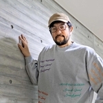 「神戸は青春の地。劇団をつくった、始まりの場所」と語るウォーリー木下さん＝西宮市高松町、兵庫県立芸術文化センター