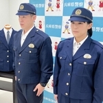 冬服でもノーネクタイＯＫとなった活動服。制服（左奥）と違い、すそや手首に絞りがある＝兵庫県警