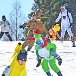 コスプレ姿で初滑りを楽しむ来場者ら＝６日午前、神戸市灘区六甲山町（撮影・大田将之）