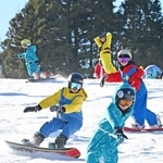 コスプレ姿で初滑りを楽しむ来場者ら＝６日午前、神戸市灘区六甲山町（撮影・大田将之）