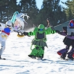 コスプレ姿で初滑りを楽しむ来場者ら＝６日午前、神戸市灘区六甲山町（撮影・大田将之）
