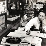 ラジオ観戦しながらスコアブックに記録する今里純さん（竹本武志さん著書から）