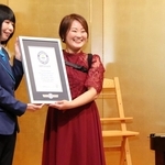 ギネス世界記録の認定証を受け取る伊藤真波さん（右）＝神戸市西区