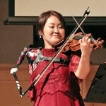 専用義手でバイオリン演奏を披露する伊藤真波さん＝神戸市西区