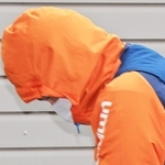 鑑定留置を終えて葺合署に入る谷本将志容疑者＝８日午後２時１２分、神戸市中央区吾妻通５