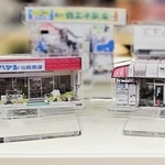 「まちヌシ」返礼品の商店街にある店舗のアクリルスタンド（ＨＡＱＴＳＵＹＡ提供）