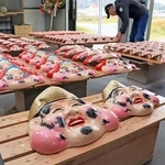 新年の十日えびすに向けて製造が最盛期を迎えるえびす面＝宝塚市大原野
