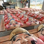新年の十日えびすに向けて製造が最盛期を迎えるえびす面＝宝塚市大原野