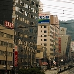 神戸・三宮の市街地のビルは揺れで傾き、激しく損壊した＝神戸市中央区、１９９５年１月１７日