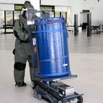 爆発物を処理する県警機動隊員＝神戸市中央区、神戸空港