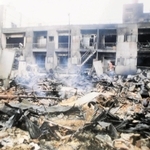 震災から３日後、三条杜夫さんが手を合わせた火災現場。白い煙が立ちこめていた＝１９９５年１月２０日、神戸市長田区（三条さん提供）