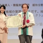 気候変動アクション大賞を贈られる神戸新聞社の辻本一好経営企画局専任部長・編集委員（右）＝東京都内 