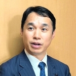 報道陣の取材に応じる自民党県議団の谷口俊介幹事長＝兵庫県庁