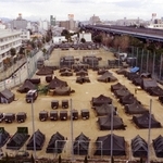 グラウンドを埋め尽くす自衛隊救援部隊のテント＝神戸市東灘区、本庄小学校、１９９５年１月２５日