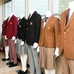 生徒たちが手がけた新制服のサンプル＝神戸市兵庫区和田宮通２、兵庫工業高校