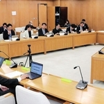 斎藤元彦知事らの給与を減額する改正条例案について、継続審議を決めた兵庫県議会総務常任委員会＝１０日午前、県庁