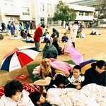 学校へ避難した人たち。寒さの厳しい季節に校庭で身を寄せた＝神戸市須磨区、１９９５年１月１７日