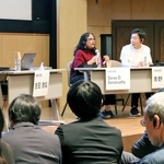 エフェクチュエーションの可能性について語り合うサラスバシー教授（中央）ら＝神戸市灘区六甲台町１、神戸大