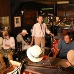 店主の堺井太郎さん（中央）と談笑する常連客ら＝神戸市兵庫区湊町４、喫茶エデン（撮影・風斗雅博）