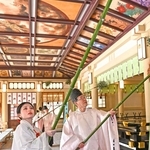 本殿のすすを払う神職ら＝１２日午前、神戸市中央区多聞通３、湊川神社（撮影・風斗雅博）