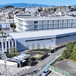 尼崎ＪＲ脱線事故の車両保存施設（手前）＝ＪＲ西日本提供