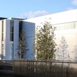 ＪＲ西日本の社員研修センター隣接地に完成した尼崎ＪＲ脱線事故の車両保存施設＝１２日午前、大阪府吹田市内