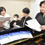 「ばあば、つないでくれてありがとう」。朗読劇の稽古をする出演者たち＝東京都豊島区