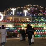 日没後、鮮やかな色がともされた緑の丘。登ることのできるイルミネーションだ＝神戸市中央区新港町、ＴＯＴＴＥＩ　ＰＡＲＫ