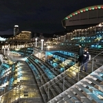 日没後、鮮やかな色がともされた緑の丘。登ることのできるイルミネーションだ＝神戸市中央区新港町、ＴＯＴＴＥＩ　ＰＡＲＫ