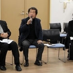 「アース」ＯＢ・ＯＧ会が設立され、メンバーらによる座談会が行われた＝芦屋市精道町