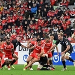 観客の声援を浴びてプレーするコベルコ神戸スティーラーズの選手ら＝１３日午後、神戸市兵庫区、ノエビアスタジアム神戸（撮影・斎藤雅志）